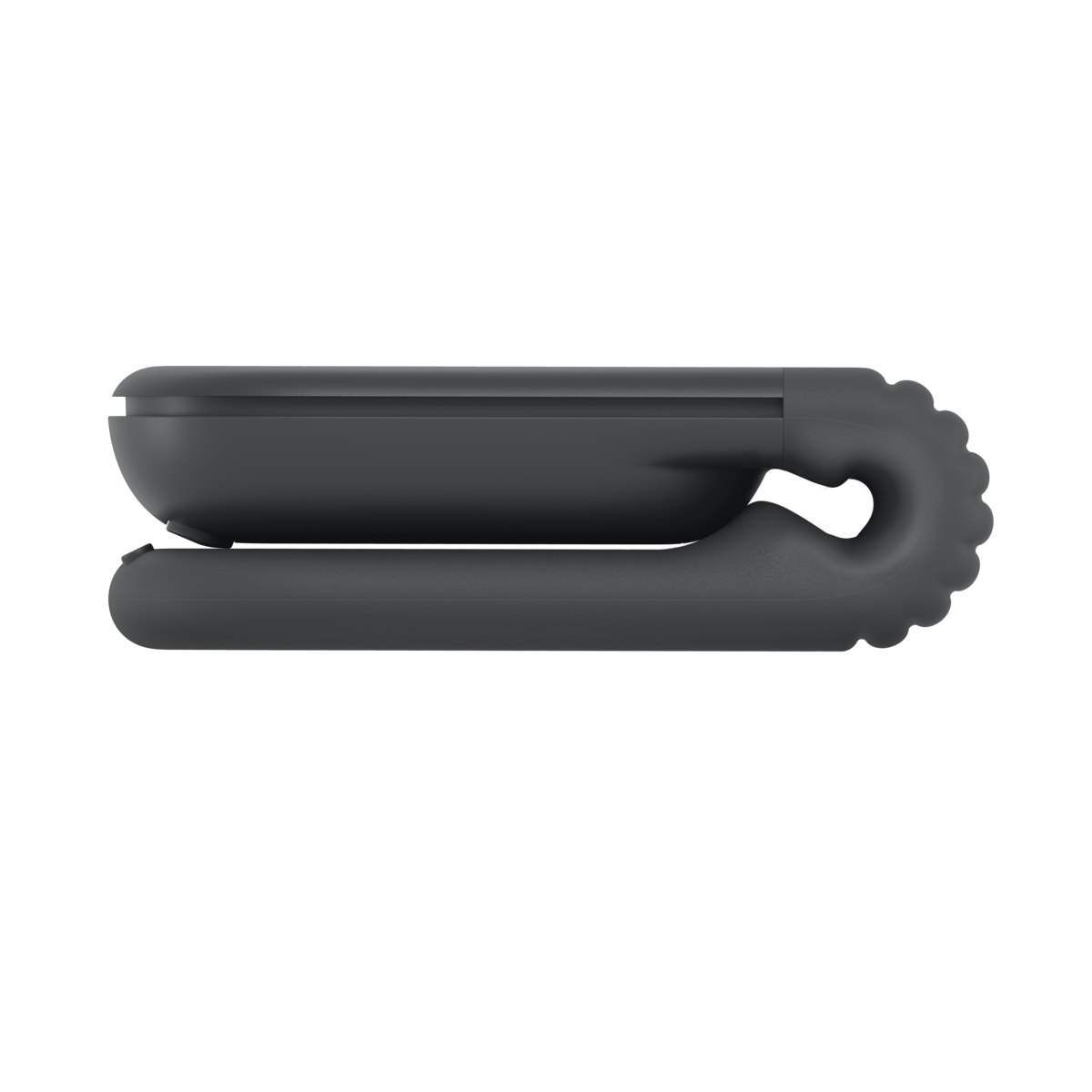 Logitech Mobi Fold 石墨灰無線滑鼠，展示完全折疊後的超薄扁平側面外觀。Folded Logitech Mobi Fold wireless mouse, showing its ultra-slim flat side profile.