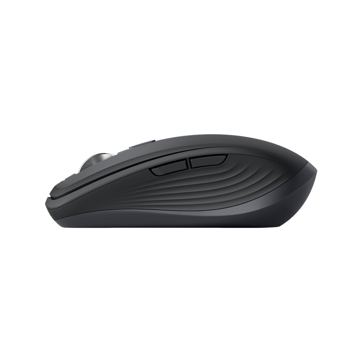 羅技 MX Anywhere 3S 石墨灰滑鼠側面，展示人體工學矽膠握把與按鍵。Side view of Graphite Logitech MX Anywhere 3S mouse showcasing silicone side grips.
