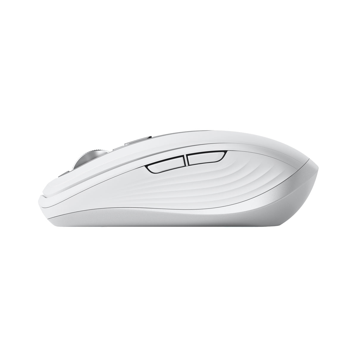 羅技 MX Anywhere 3S 珍珠白滑鼠側面，展示人體工學矽膠握把與按鍵。Side view of Pale Grey Logitech MX Anywhere 3S mouse showcasing silicone side grips.